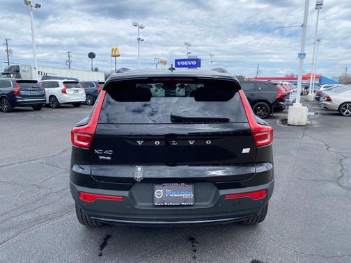 Onyx Black Metallic 2024 Volvo XC40 Recharge Pure Electric Twin Ultimate
