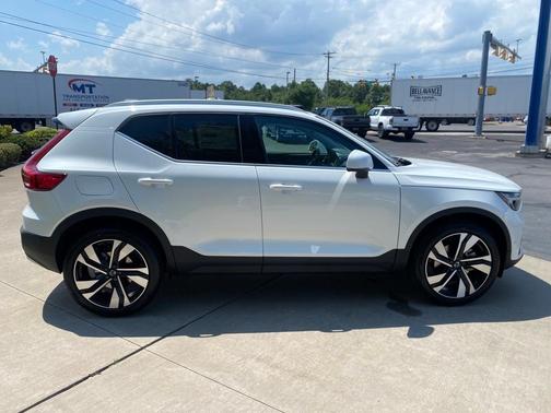 2025 Volvo XC40 B5 Ultra Bright Theme