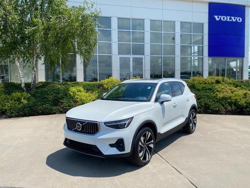 2025 Volvo XC40 B5 Ultra Bright Theme
