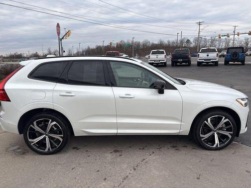 2024 Volvo XC60 Recharge Plug-In Hybrid T8 Ultimate Dark Theme