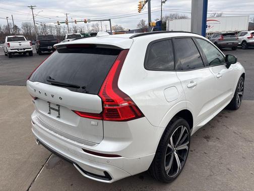 2024 Volvo XC60 Recharge Plug-In Hybrid T8 Ultimate Dark Theme