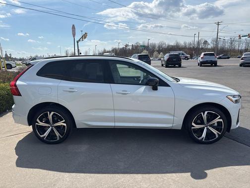 2024 Volvo XC60 Recharge Plug-In Hybrid T8 Ultimate Dark Theme