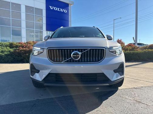 2025 Volvo XC40 B5 Core Bright Theme
