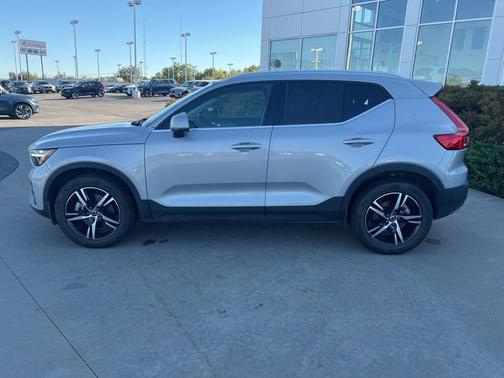 2025 Volvo XC40 B5 Core Bright Theme