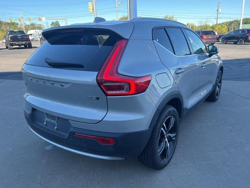 2025 Volvo XC40 B5 Core Bright Theme