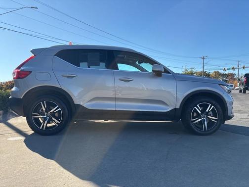 2025 Volvo XC40 B5 Core Bright Theme