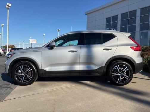 2025 Volvo XC40 B5 Core Bright Theme