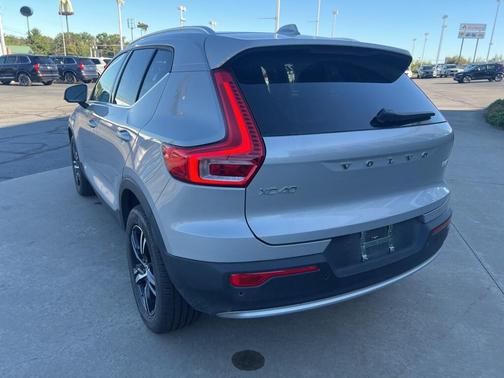 2025 Volvo XC40 B5 Core Bright Theme