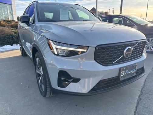 2025 Volvo XC40 B5 Plus Dark Theme