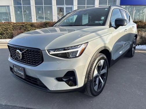 2025 Volvo XC40 B5 Plus Dark Theme