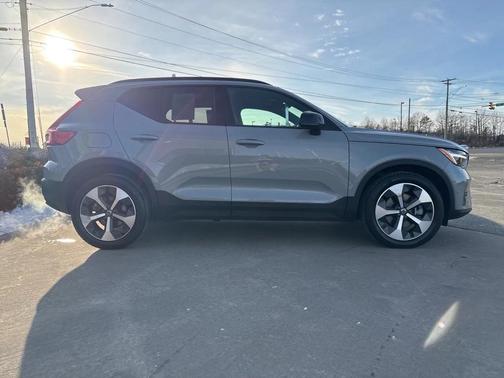 2025 Volvo XC40 B5 Plus Dark Theme