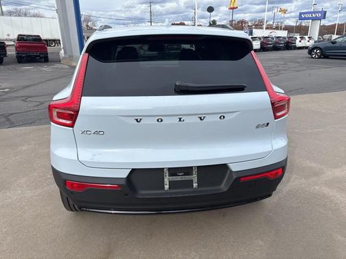 2026 Volvo XC40 B5 Plus