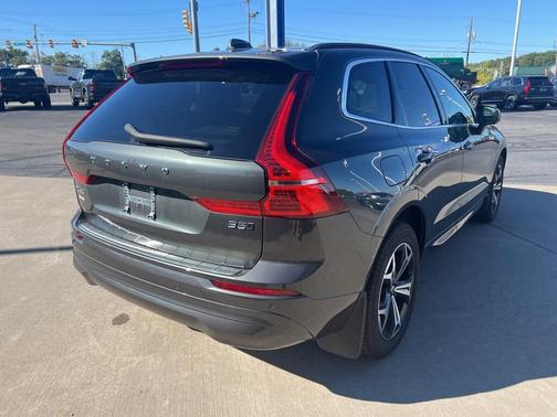 2022 Volvo XC60 B5 Momentum