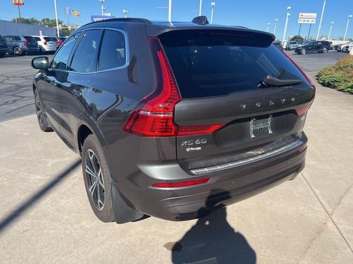 2022 Volvo XC60 B5 Momentum