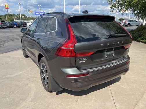 2022 Volvo XC60 B5 Momentum