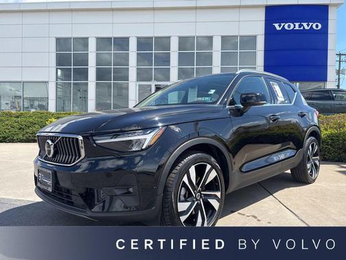 Onyx Black Metallic 2023 Volvo XC40 B5 Plus Bright Theme
