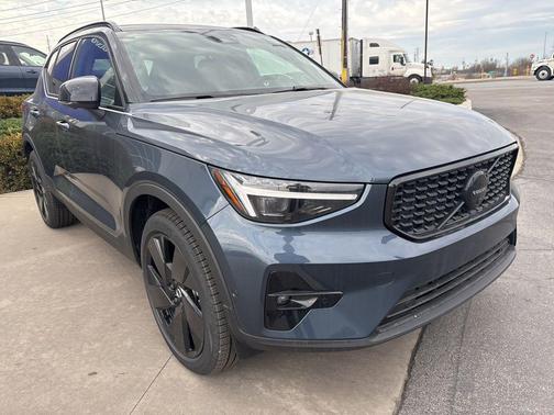 2026 Volvo XC40 Black Edition Ultra, B5 AWD Gas (mild hybrid)