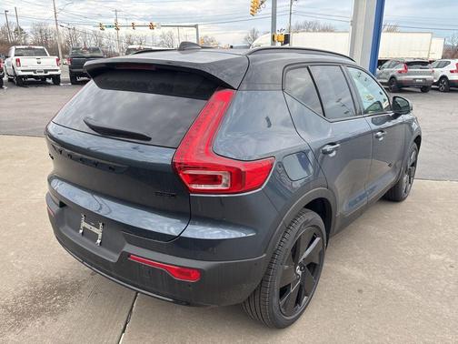 2026 Volvo XC40 Black Edition Ultra, B5 AWD Gas (mild hybrid)