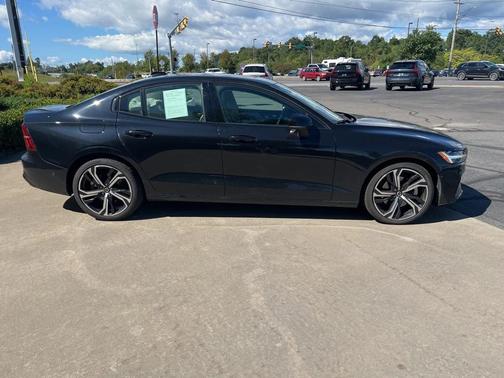2024 Volvo S60 B5 Plus Dark Theme