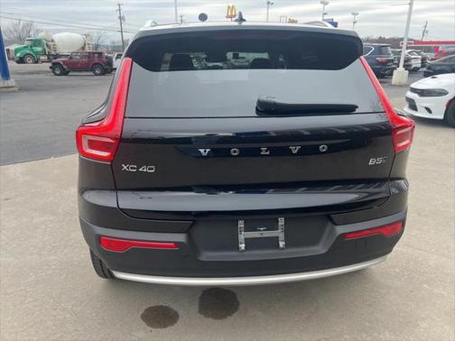 2025 Volvo XC40 B5 Core Bright Theme