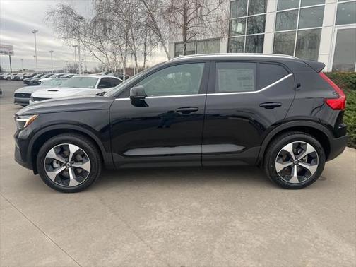 2025 Volvo XC40 B5 Core Bright Theme