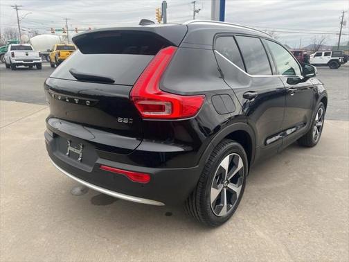 2025 Volvo XC40 B5 Core Bright Theme