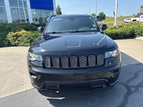 Diamond Black Crystal Pearlcoat 2021 Jeep Grand Cherokee Laredo