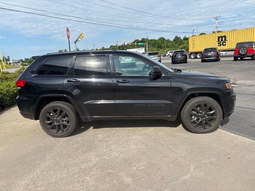 Diamond Black Crystal Pearlcoat 2021 Jeep Grand Cherokee Laredo