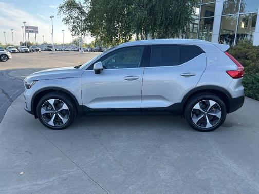 2025 Volvo XC40 B5 Plus Bright Theme