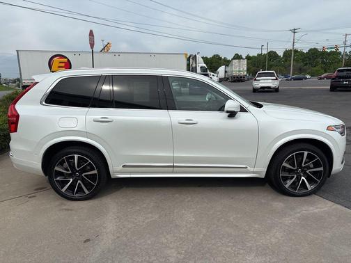 Crystal White Metallic 2023 Volvo XC90 B6 Plus 6-Seater