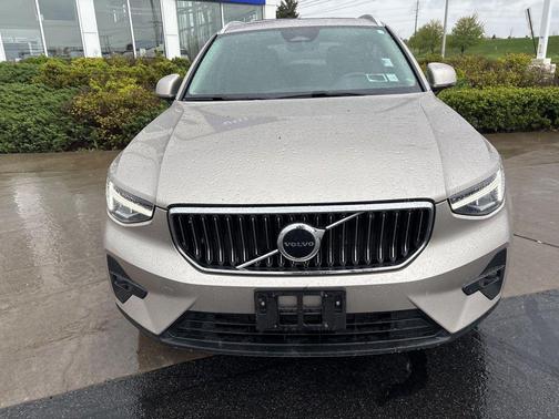 Bright Dusk Metallic 2023 Volvo XC40 B5 Plus Bright Theme
