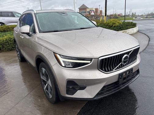 Bright Dusk Metallic 2023 Volvo XC40 B5 Plus Bright Theme