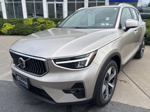 Bright Dusk Metallic 2023 Volvo XC40 B5 Plus Bright Theme
