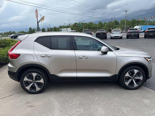 Bright Dusk Metallic 2023 Volvo XC40 B5 Plus Bright Theme