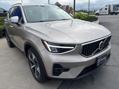 Bright Dusk Metallic 2023 Volvo XC40 B5 Plus Bright Theme