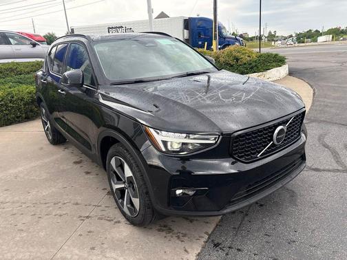 Onyx Black 2026 Volvo XC40 Plus, B5 AWD Gas (mild hybrid), Dark