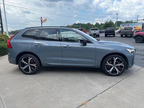 2023 Volvo XC60 B6 Ultimate Dark Theme