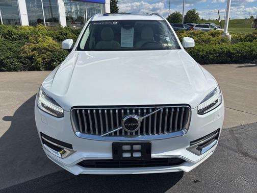 Crystal White Metallic 2023 Volvo XC90 B6 Plus 7-Seater