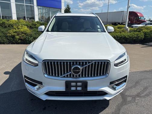 Crystal White Metallic 2023 Volvo XC90 B6 Plus 7-Seater
