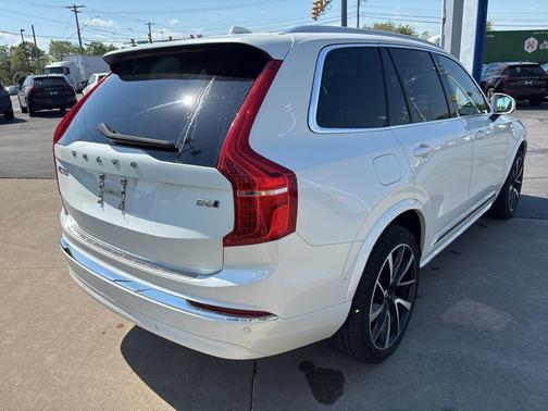 Crystal White Metallic 2023 Volvo XC90 B6 Plus 7-Seater