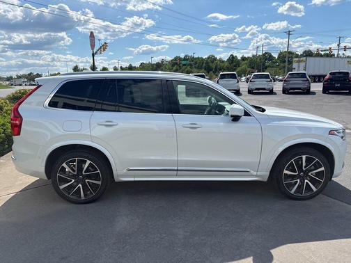 Crystal White Metallic 2023 Volvo XC90 B6 Plus 7-Seater