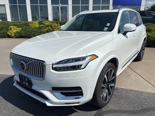 Crystal White Metallic 2023 Volvo XC90 B6 Plus 7-Seater