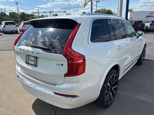Crystal White Metallic 2023 Volvo XC90 B6 Plus 7-Seater