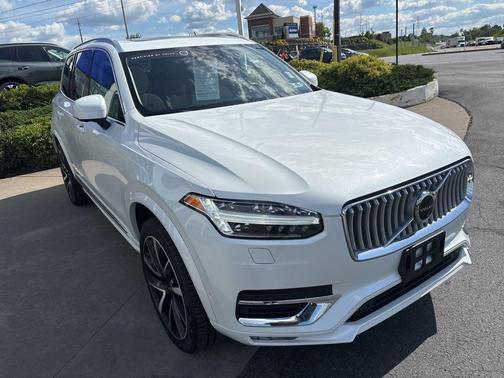 Crystal White Metallic 2023 Volvo XC90 B6 Plus 7-Seater