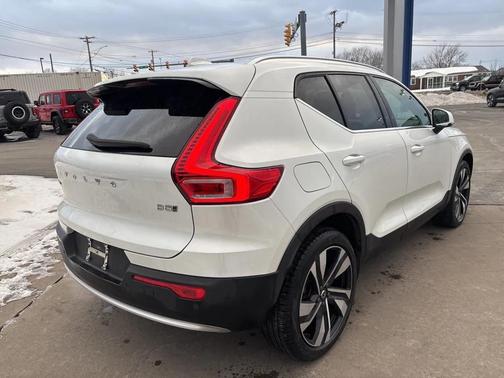 2023 Volvo XC40 B5 Plus Bright Theme