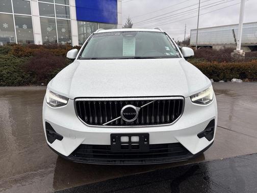 2023 Volvo XC40 B5 Plus Bright Theme