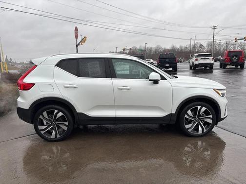 2023 Volvo XC40 B5 Plus Bright Theme