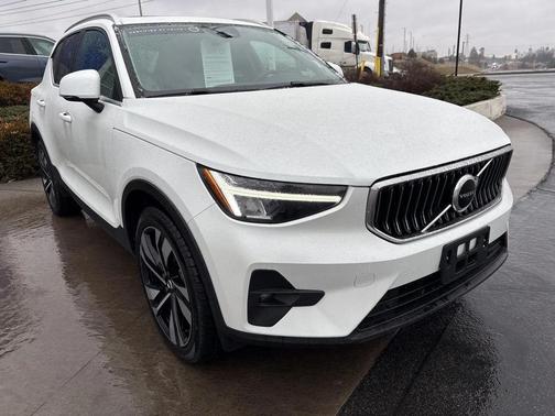 2023 Volvo XC40 B5 Plus Bright Theme