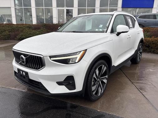 2023 Volvo XC40 B5 Plus Bright Theme