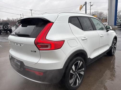2023 Volvo XC40 B5 Plus Bright Theme